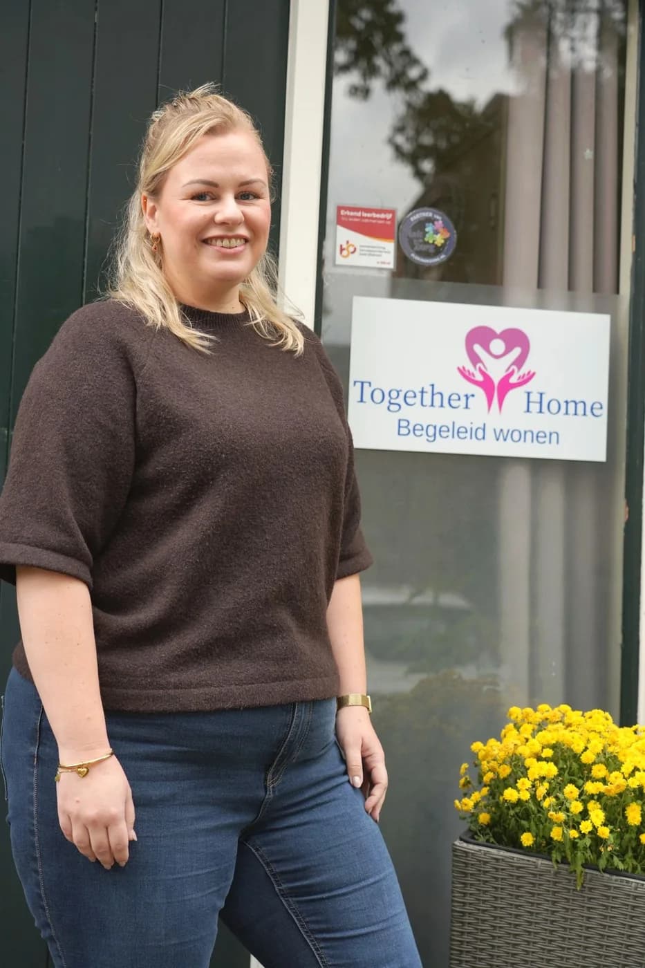 Anne, helpende bij Together Home, voor de ingang aan de Albatrosstraat