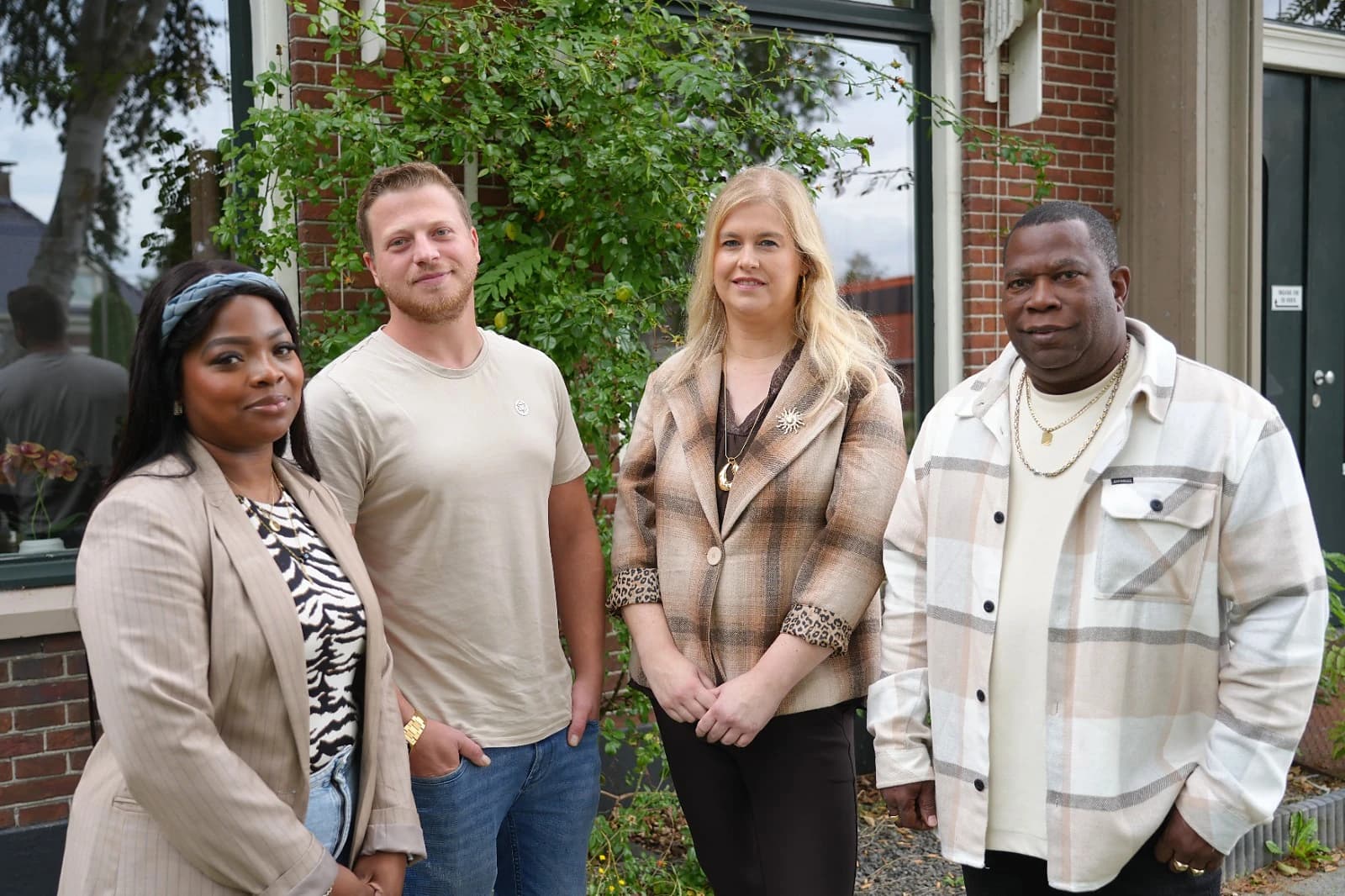 De vier managers van Together Home voor het pand in Nieuwe Pekela