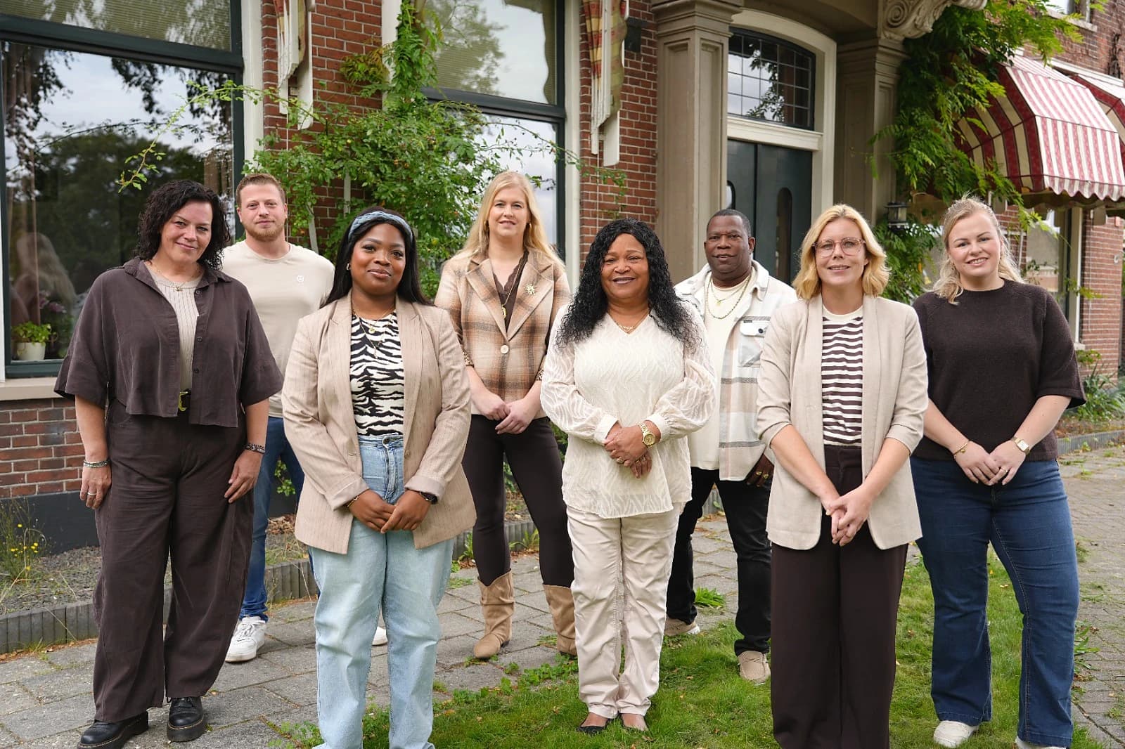 Het team van Together Home voor het pand aan de Albatrosstraat in Nieuwe Pekela